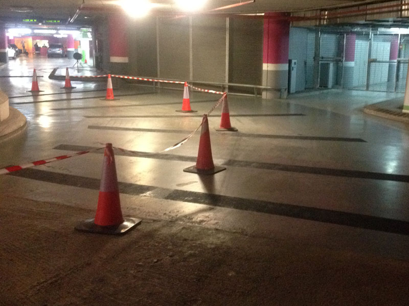 Rampa de hormigón acceso a parking centro comercial