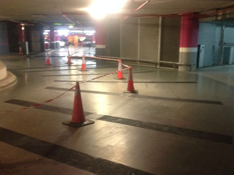 Rampa de hormigón acceso a parking centro comercial